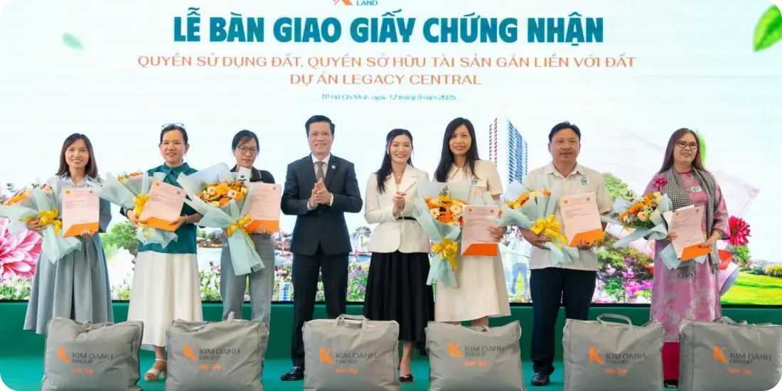 Kim Oanh Land bàn giao Giấy chứng nhận quyền sử dụng đất, quyền sở hữu tài sản gắn liền với đất hai dự án Century City và Legacy Central